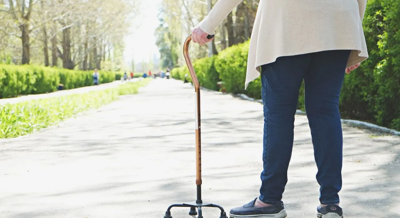 Comment marcher avec une canne ?