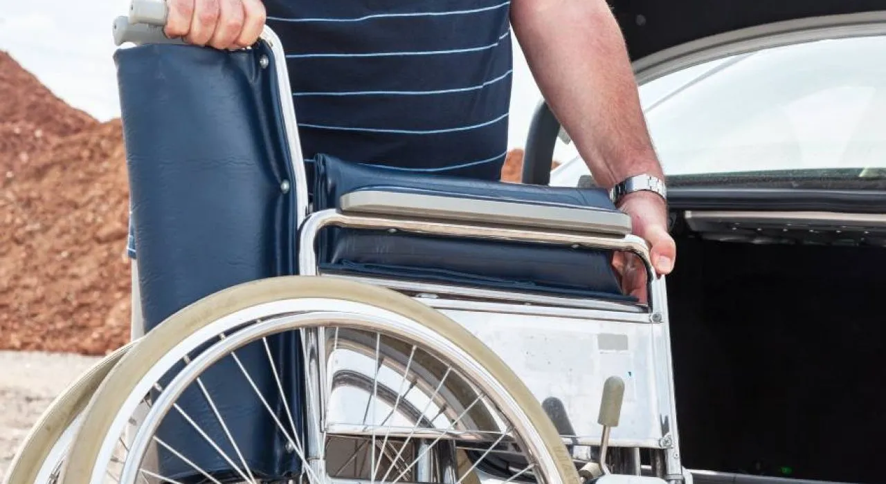 Comment plier un fauteuil roulant ?